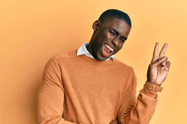 Ung Afrikansk Amerikansk Man Klädd Avslappnade Kläder Leende Med Glada — Stockfoto