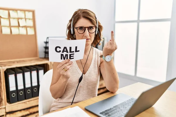 Middle Age Brunette Woman Wearing Operator Headset Holding Call Banner — Fotografia de Stock
