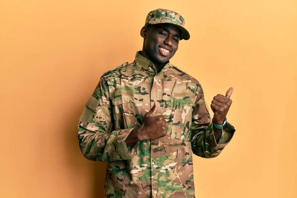 Young African American Man Wearing Army Uniform Pointing Back Hand — ストック写真