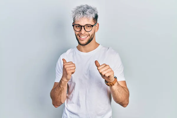 Young Hispanic Man Modern Dyed Hair Wearing White Shirt Glasses — Stockfoto
