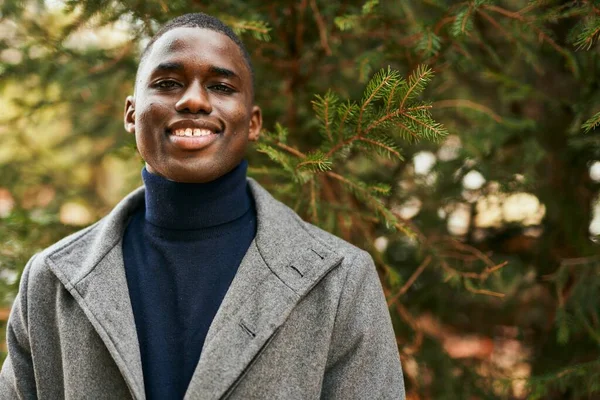 Jeune Homme Afro Américain Souriant Heureux Debout Parc — Photo