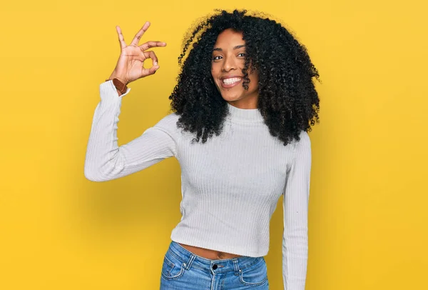 Chica Afroamericana Joven Con Ropa Casual Sonriendo Positiva Haciendo Signo — Foto de Stock