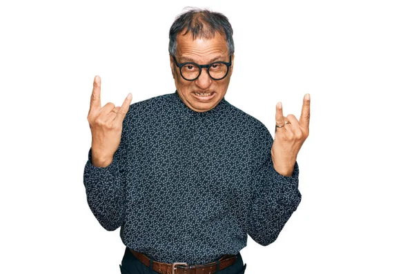 Középkorú Indián Férfi Alkalmi Ruhában Szemüvegben Őrült Arckifejezéssel Kiabálva Rock — Stock Fotó