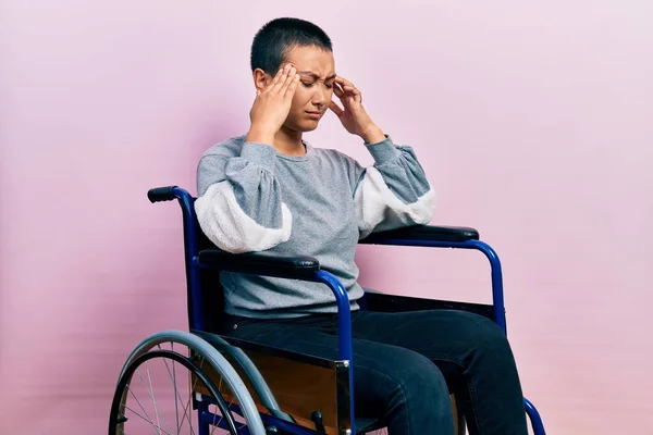 Женщина Короткими Волосами Сидящая Инвалидной Коляске Рукой Голове Испытывает Боль — стоковое фото