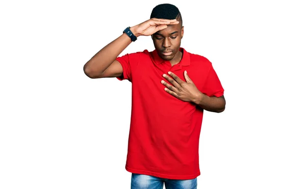 Hombre Afroamericano Joven Con Camiseta Roja Casual Tocando Frente Por — Foto de Stock