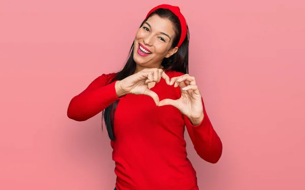 Jonge Latijns Amerikaanse Vrouw Draagt Casual Kleding Glimlachend Liefde Doen — Stockfoto