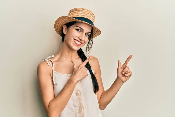 Jeune Femme Hispanique Portant Chapeau Été Souriant Regardant Caméra Pointant — Photo