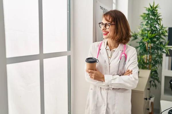 Mujer Joven Caucásica Vistiendo Uniforme Médico Bebiendo Café Clínica — Foto de Stock