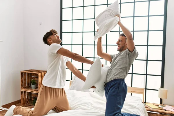 Dois Homens Hispânicos Casal Sorrindo Luta Confiante Com Travesseiro Quarto — Fotografia de Stock