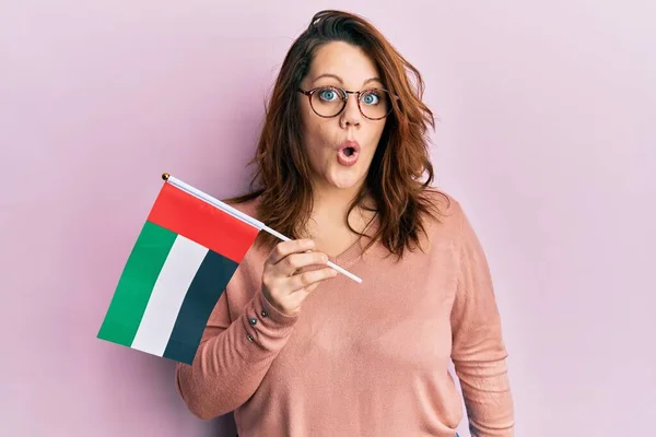 Young Caucasian Woman Holding United Arab Emirates Flag Scared Amazed — Stockfoto