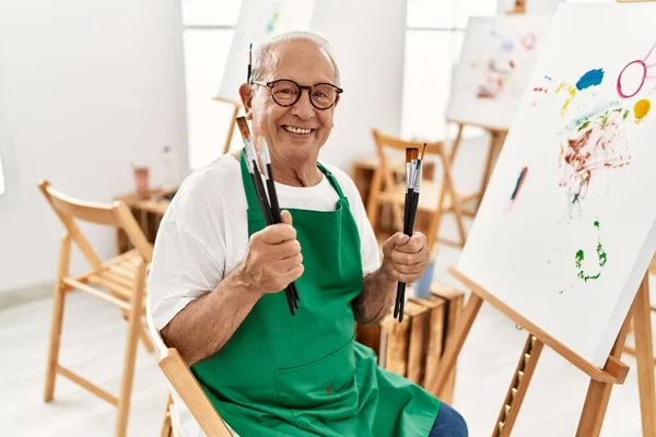 Starší Šedovlasý Umělec Muž Úsměvem Šťastný Držení Štětce Ateliéru Umění — Stock fotografie