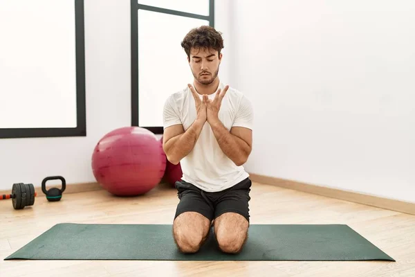 Hombre Joven Hispano Entrenando Ejercicio Yoga Centro Deportivo —  Fotos de Stock