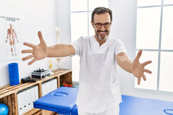 Middle Age Man Beard Working Pain Recovery Clinic Looking Camera — Stockfoto