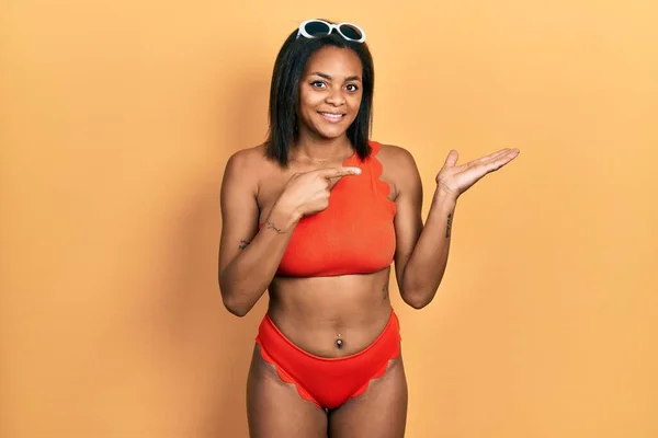 Genç Afro Amerikalı Kız Bikini Giyip Kameraya Hayret Ediyor Gülümsüyor — Stok fotoğraf