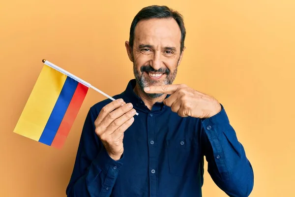 Middle Age Hispanic Man Holding Colombia Flag Smiling Happy Pointing — Stok fotoğraf