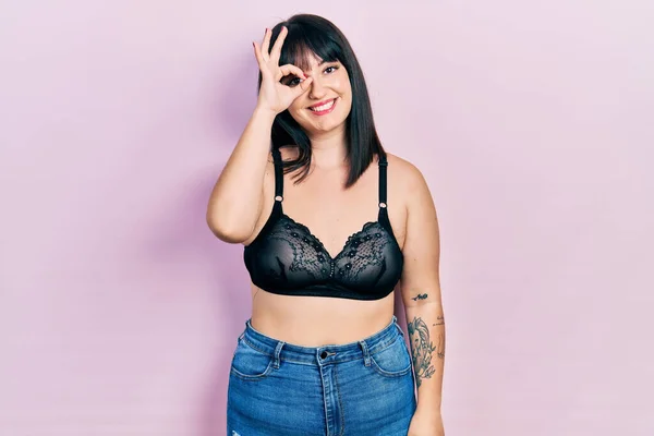 Ung Latinamerikansk Kvinna Bär Underkläder Ler Glad Gör Tecken Med — Stockfoto