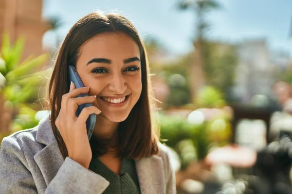 Genç Spanyol Kız Gülümsüyor Şehirdeki Akıllı Telefondan Konuşuyor — Stok fotoğraf