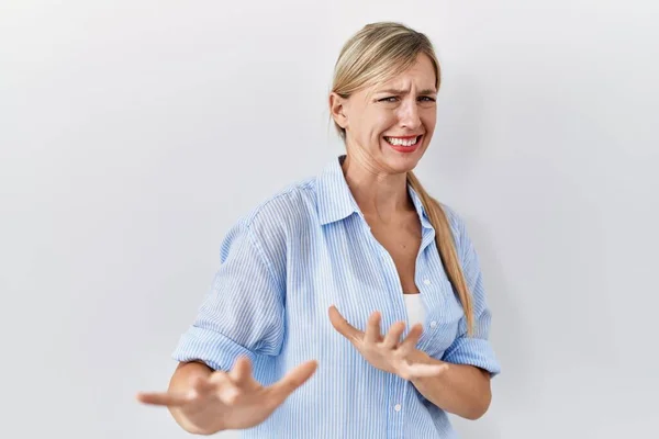 Mooie Blonde Vrouw Staat Witte Achtergrond Walgelijke Uitdrukking Ontevreden Angstig — Stockfoto