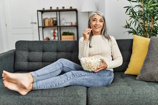 Medelålders Gråhårig Kvinna Ler Säker Titta Film Hemma — Stockfoto