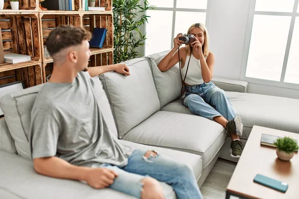 Vrouw Het Maken Van Foto Naar Haar Vriend Met Behulp — Stockfoto