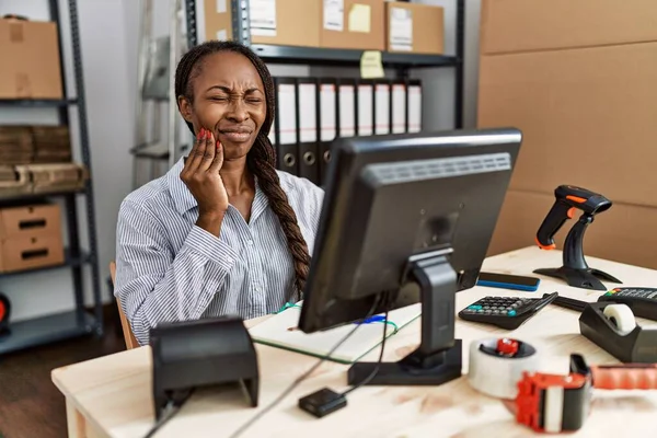 Afrikaanse Vrouw Werkzaam Bij Kleine Bedrijven Commerce Aanraken Mond Met — Stockfoto