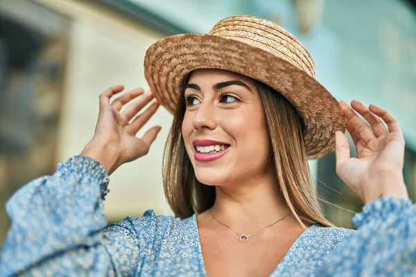 Junge Hispanische Frau Mit Sommerhut Lächelt Glücklich Die Stadt — Stockfoto