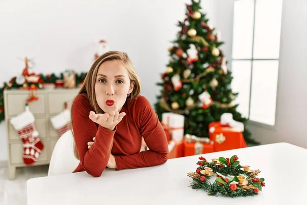 Caucasian Young Blonde Woman Sitting Table Christmas Tree Looking Camera — Stock fotografie