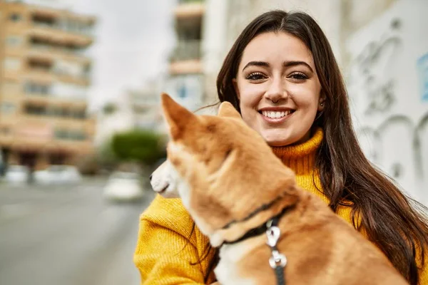 Mooie Jonge Vrouw Knuffelen Gelukkig Shiba Inu Hond Straat — Stockfoto