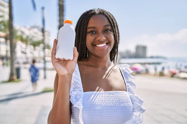 Ung Afrikansk Amerikansk Flicka Ler Glad Hålla Solkräm Lotion Vid — Stockfoto