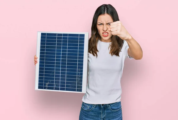Fotovoltaik Güneş Paneli Tutan Genç Güzel Bir Kız Öfkeyle Bağırıyor — Stok fotoğraf