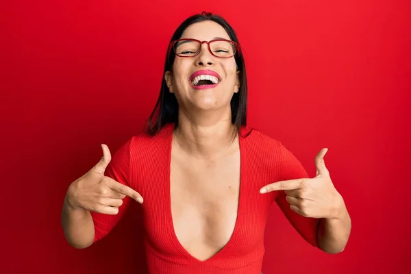 Jonge Latijnse Vrouw Draagt Casual Kleding Een Bril Die Zelfverzekerd — Stockfoto