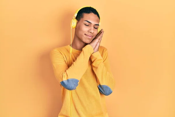 Giovane Ragazzo Afroamericano Ascoltare Musica Utilizzando Cuffie Sonno Stanco Sognare — Foto Stock