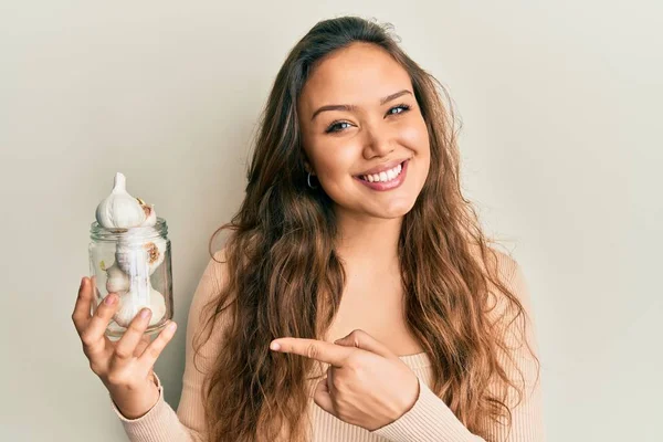 Jong Hispanic Meisje Met Glas Knoflook Glimlachen Gelukkig Wijzend Met — Stockfoto