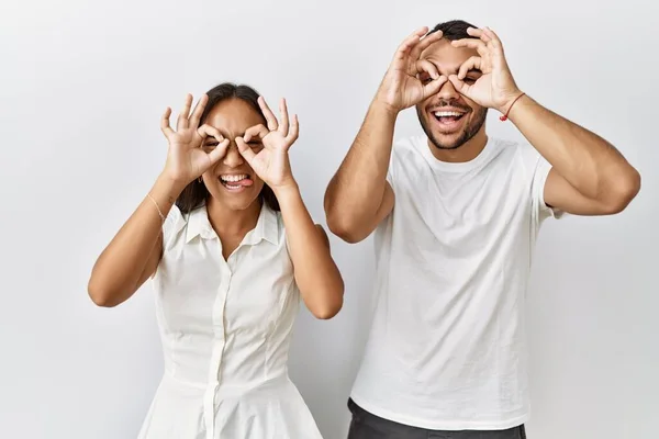 Young Interracial Couple Standing Together Love Isolated Background Doing Gesture — Stockfoto