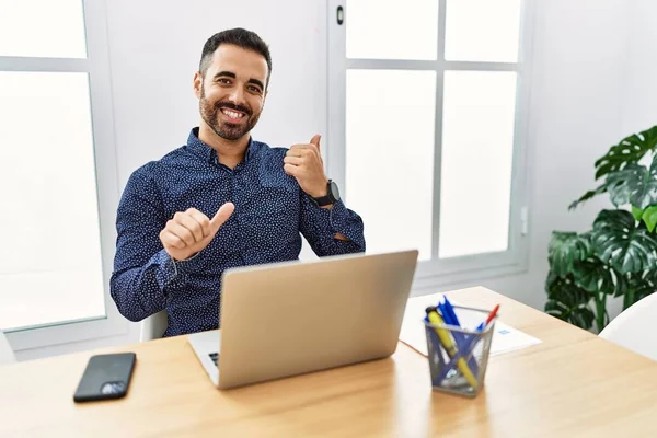 Young Hispanic Man Beard Working Office Laptop Pointing Back Hand — Stockfoto