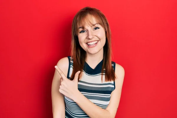 Redhead Ung Kvinna Bär Casual Skjorta Glad Med Ett Leende — Stockfoto