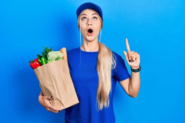 Mujer Joven Caucásica Vistiendo Uniforme Mensajero Con Comestibles Del Supermercado —  Fotos de Stock