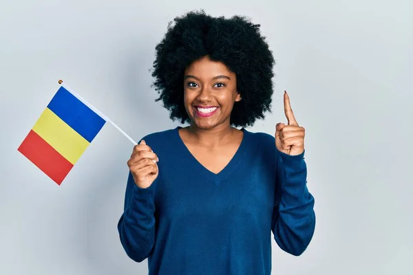 Молодая Африканская Американка Румынским Флагом Улыбающаяся Идеей Вопросом Указывающая Пальцем — стоковое фото
