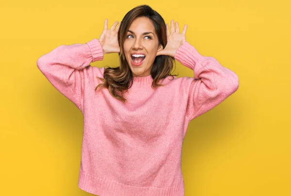 Молода Іспаномовна Жінка Повсякденному Одязі Усміхається Весело Грати Пошуках Боу — стокове фото