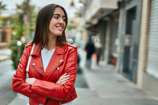 Joven Mujer Hispana Sonriendo Feliz Con Los Brazos Cruzados Ciudad — Foto de Stock