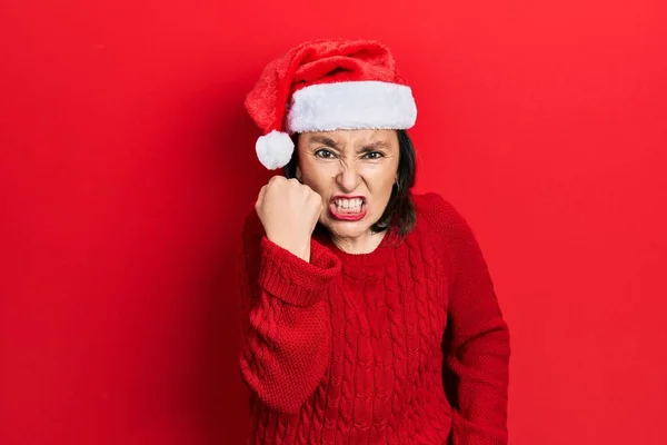 Hispánka Středního Věku Oblečená Vánočního Klobouku Vztekle Šíleně Zvedá Pěst — Stock fotografie