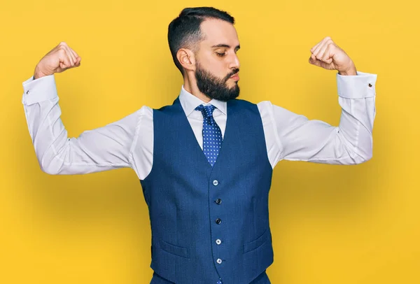 Joven Hombre Con Barba Con Chaleco Negocios Mostrando Los Músculos — Foto de Stock