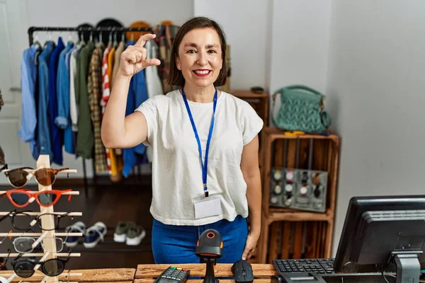 Krásná Hispánka Středního Věku Pracující Jako Manažerka Maloobchodě Usmívající Sebevědomé — Stock fotografie