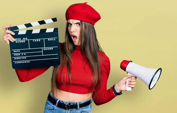 Jovem Morena Adolescente Segurando Vídeo Filme Clapboard Megafone Face Choque — Fotografia de Stock
