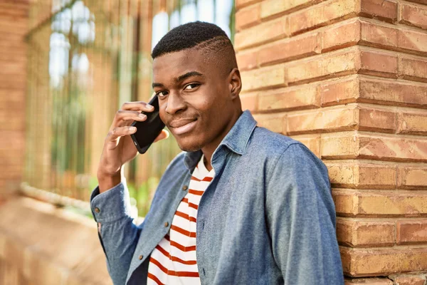 Joven Hombre Afroamericano Sonriendo Feliz Hablando Teléfono Inteligente Ciudad — Foto de Stock