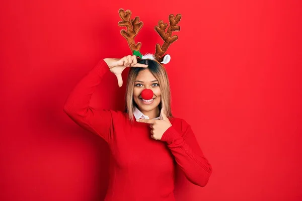 Hermosa Mujer Hispana Con Sombrero Navidad Ciervo Nariz Roja Sonriendo —  Fotos de Stock