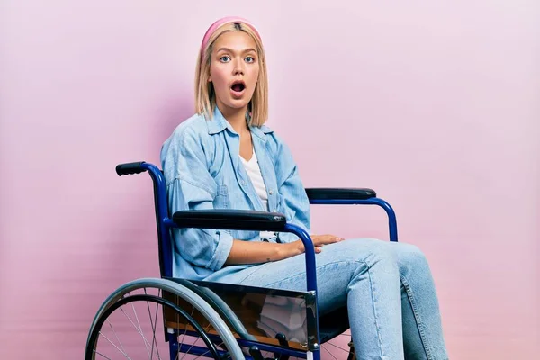 Mulher Loira Bonita Sentada Cadeira Rodas Com Medo Chocada Com — Fotografia de Stock