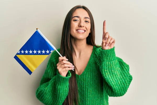 Jong Latijns Amerikaans Meisje Met Bosniavlag Glimlachend Met Een Idee — Stockfoto