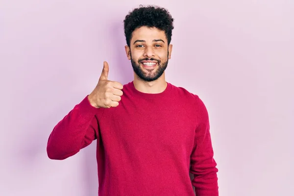 Jonge Arabier Man Met Baard Dragen Casual Roze Trui Glimlachen — Stockfoto