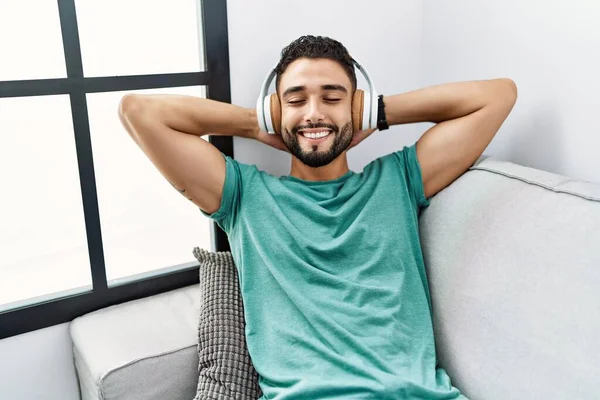 Jovem Árabe Homem Ouvindo Música Sentado Sofá Casa — Fotografia de Stock